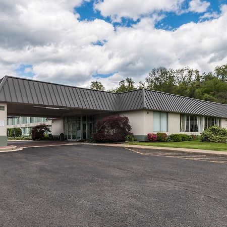 Suburban Extended Stay Hotel Fairmont Exterior photo