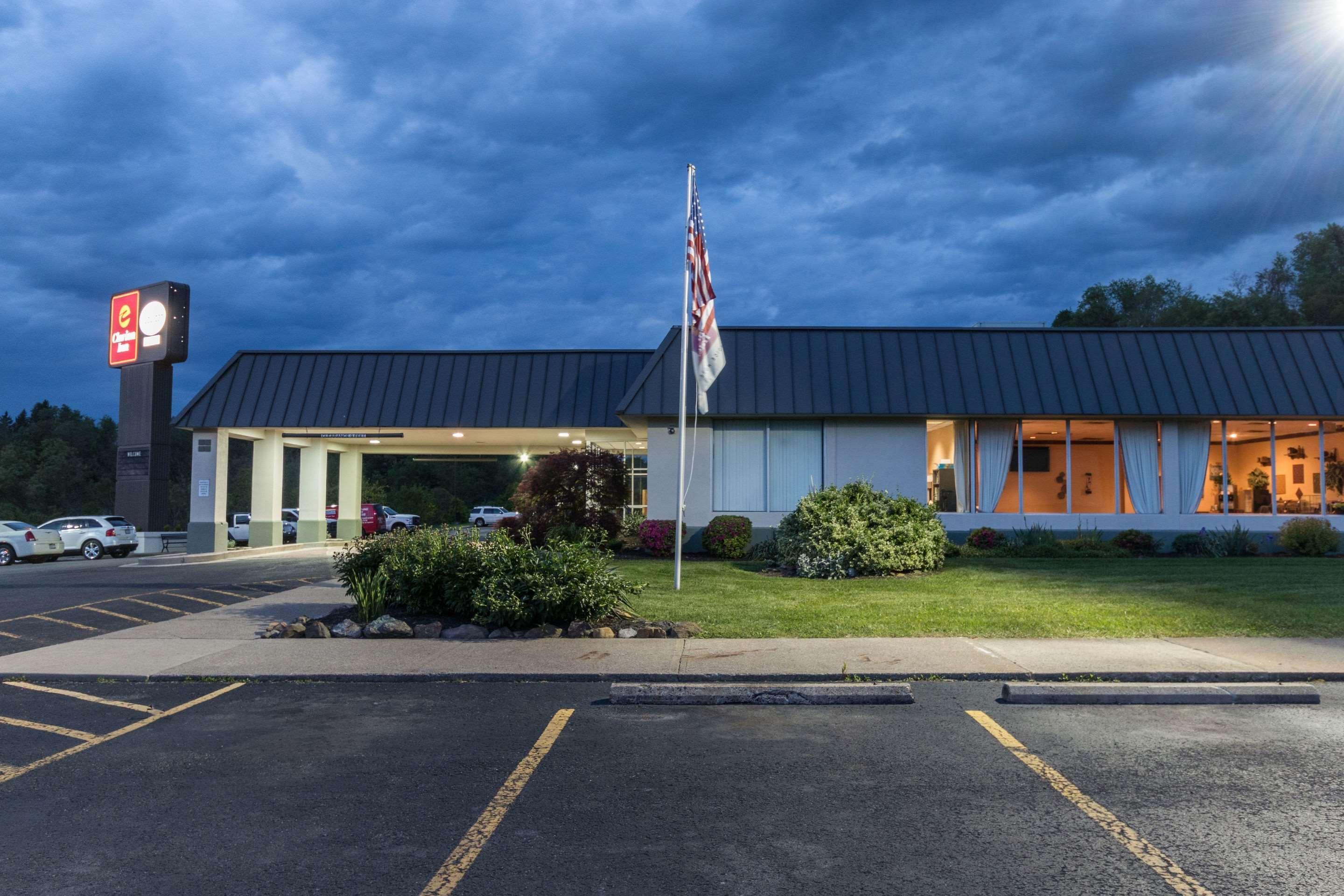 Suburban Extended Stay Hotel Fairmont Exterior photo