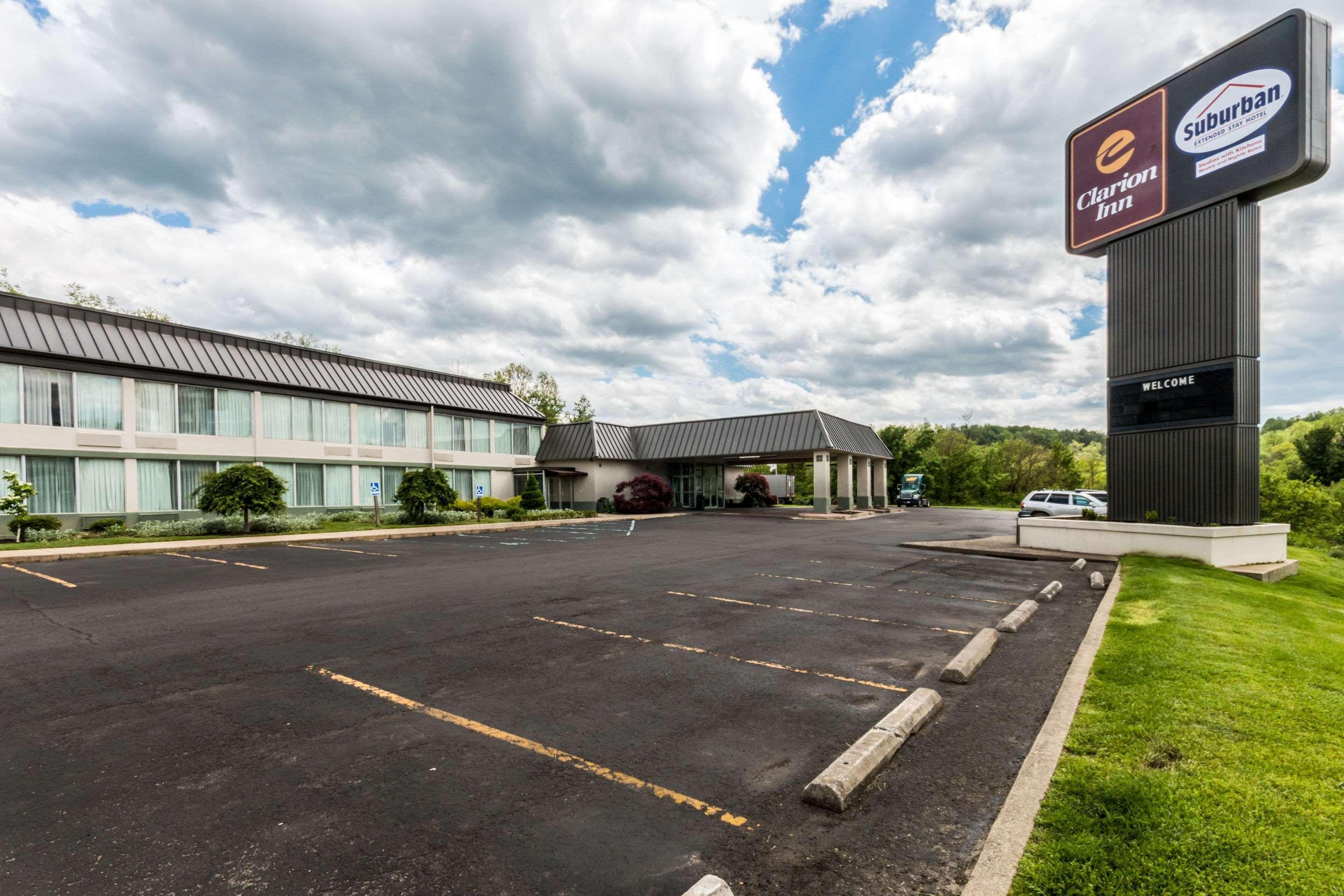 Suburban Extended Stay Hotel Fairmont Exterior photo