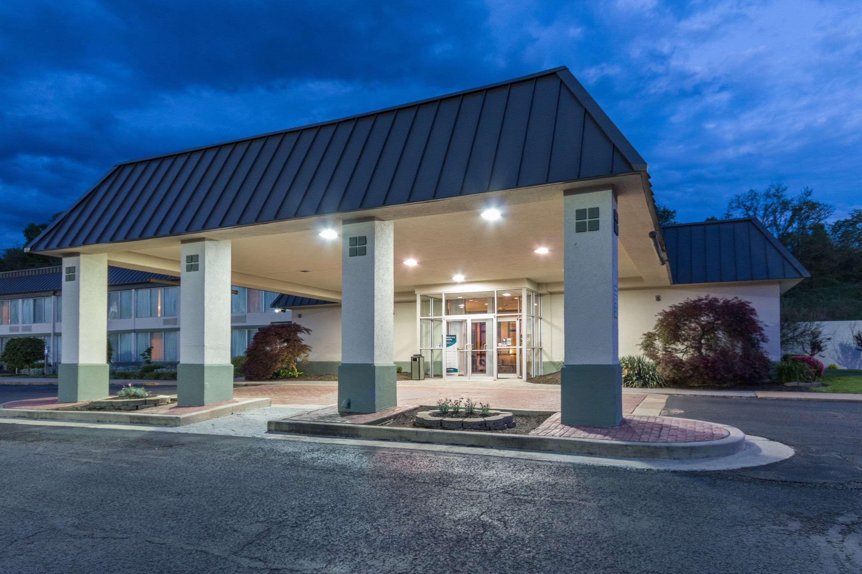 Suburban Extended Stay Hotel Fairmont Exterior photo