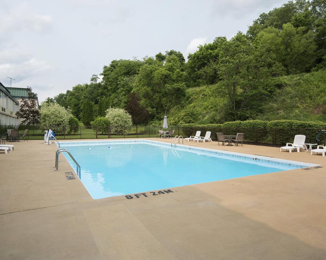 Suburban Extended Stay Hotel Fairmont Exterior photo