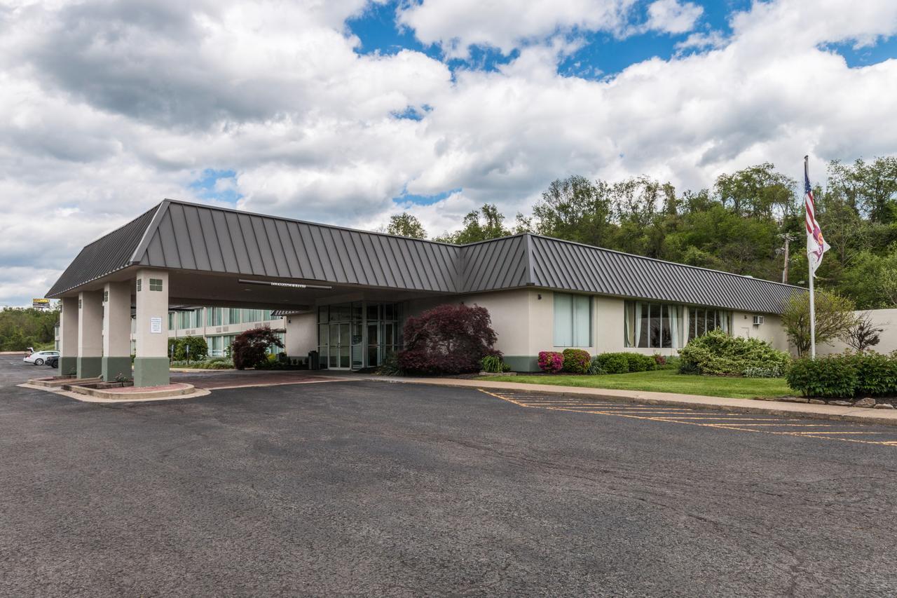 Suburban Extended Stay Hotel Fairmont Exterior photo